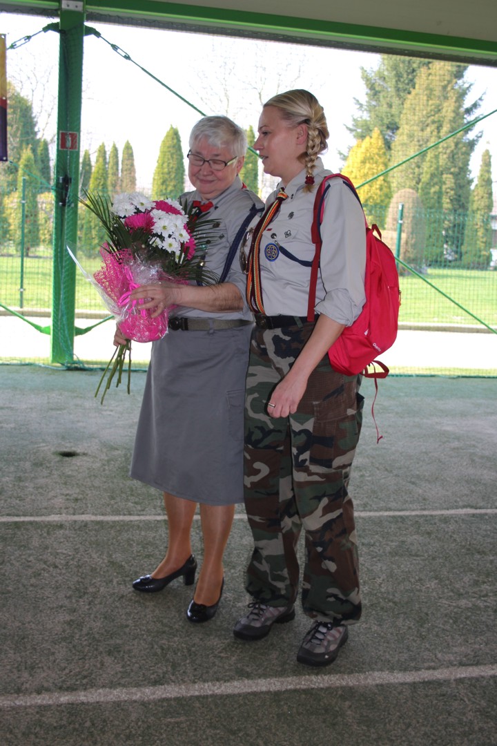 10.Kwiaty i gratulacje od zuchów, harcerzy i instruktorów Hufca Szczecin 3