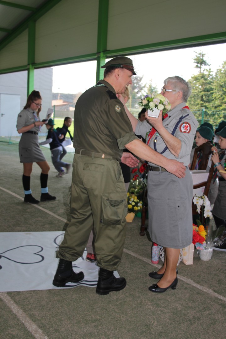 9.Kwiaty i gratulacje od zuchów, harcerzy i instruktorów  Hufca Szczecin 2